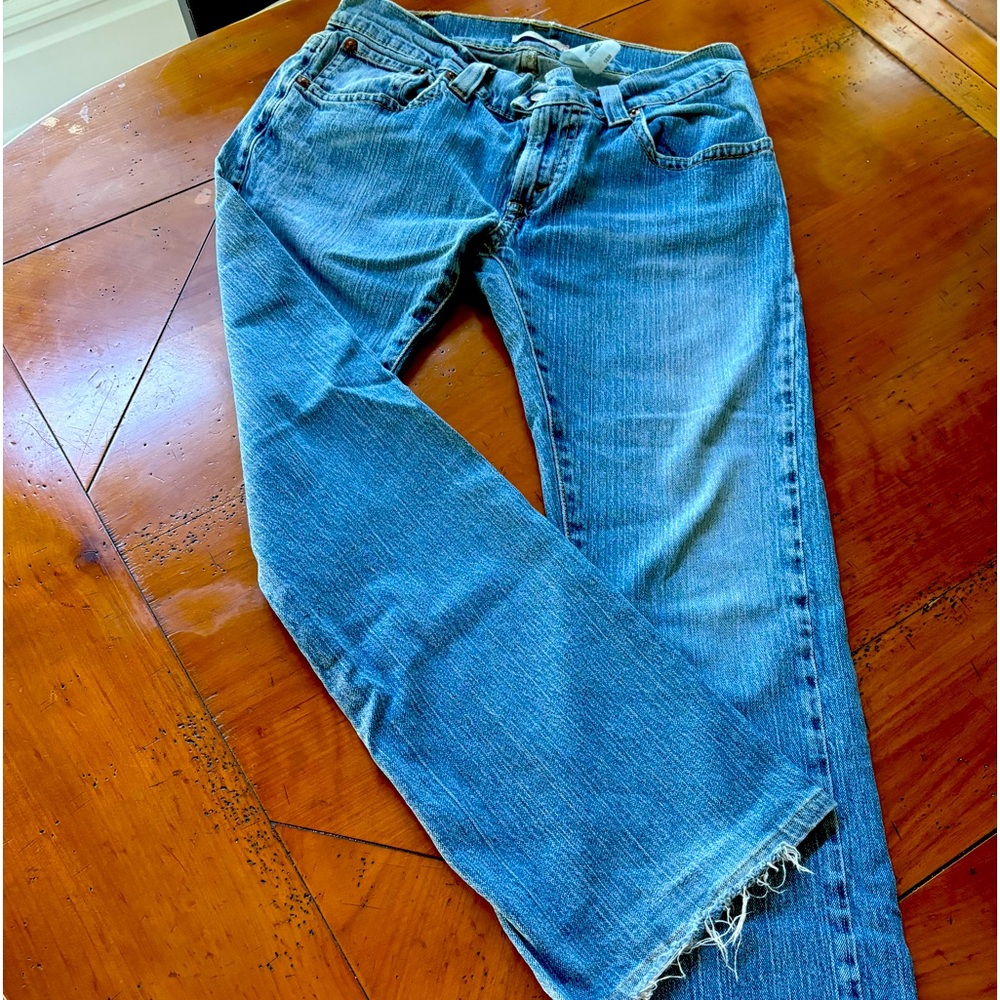 Levi’s women low flare 542 with fun covered back pockets